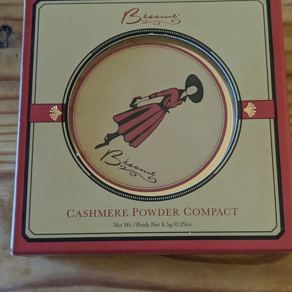 Cashmere Powder Compact warm tan Besame - Picture 2 of 5